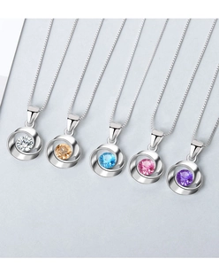Detalle macro de cinco collares de plata con colgantes de circón en diferentes colores