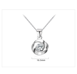 Detalle del colgante de plata de 10,5mm con una piedra de circonita cúbica brillante