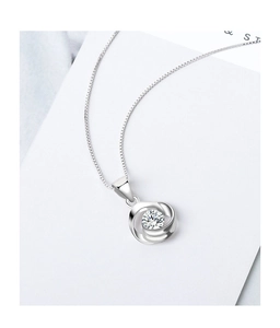 Vista de primer plano de un colgante floral en plata 925 con circón brillante y cadena de caja