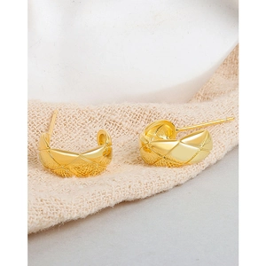 Chic S925 sterling silver C-shaped stud earrings with gold quilted diamond pattern