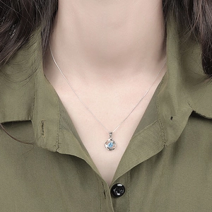 Collar minimalista de plata 925 con colgante de remolino y piedra de circón azul