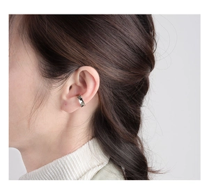 Μινιμαλιστικό χρυσό σκουλαρίκι ear cuff χωρίς τρύπα με μοντέρνο γεωμετρικό σχεδιασμό