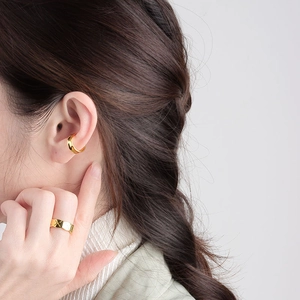 Ear cuff irregular de plata S925 y anillo texturizado con patrón de cruz en acabado oro