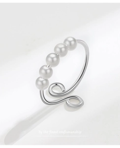 Nahaufnahme des S925 Silberrings mit fünf weißen Perlen und verstellbarem Design
