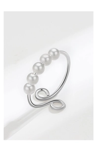 Makroaufnahme von S925 Sterlingsilber Ring mit fünf Perlen und verstellbarer Spirale