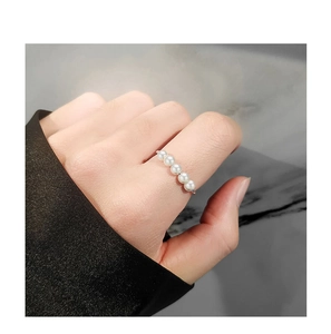 Nahaufnahme von S925 Sterlingsilber Ring mit fünf weißen Perlen auf Modelhand