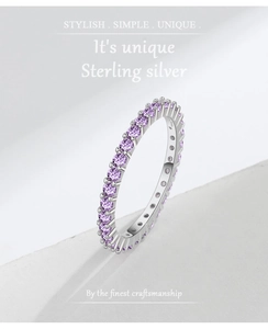 Nahaufnahme der S925 Silber Ringschiene mit umlaufenden violetten Amethyststeinen