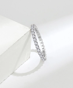 Detaillierte Nahaufnahme eines luxuriösen Sterlingsilber-Eternity-Rings mit runden Steinen