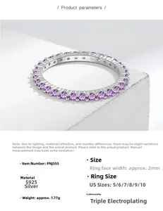 Makroaufnahme: 2mm S925 Sterlingsilber Ring mit lila Amethysten auf weißem Stein