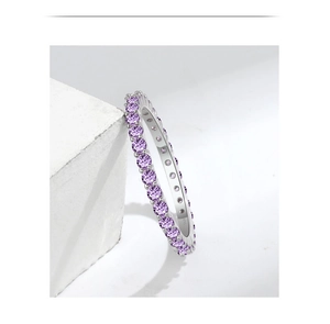 Nahaufnahme von S925 Silberstempel und funkelnder violetter Amethyst-Reihenfassung