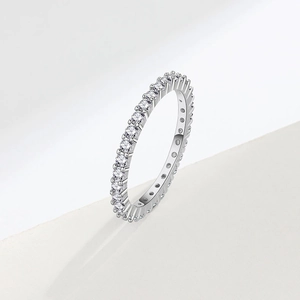 Detailansicht des Eternity-Rings mit einer Reihe weißer runder Zirkonia in Silberfassung
