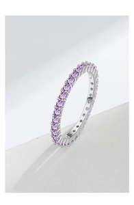 Detailansicht des Eternity-Rings aus S925 Sterlingsilber mit violetten Amethyst-Steinen