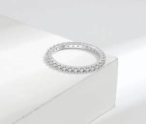 Nahaufnahme des S925 Silber-Eternity-Rings mit lila Amethyst und runden Zirkoniasteinen