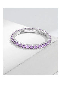 Makroaufnahme der S925 Sterlingsilber-Punze und einer Reihe violetter Amethyststeine