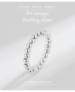 Dettaglio ravvicinato dell'anello a sfere in argento sterling S925 lucido a specchio