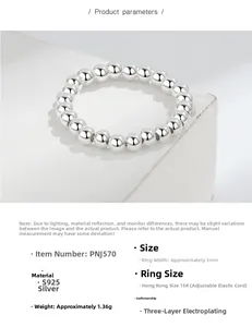 Dettaglio dell'anello in argento S925 con perline da 3mm e design con cordino elastico