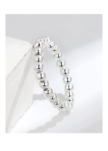 Macro di un anello di perline in argento sterling S925 su supporto in pietra bianca