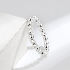 Anello a sfere minimalista in argento sterling S925 su pietra bianca, finitura lucida