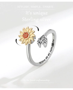 Détail de la bague tournante tournesol en argent S925 avec gravure You are my sunshine