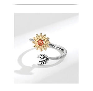 Détail macro de la bague tournesol avec gravure You are my sunshine à l'intérieur