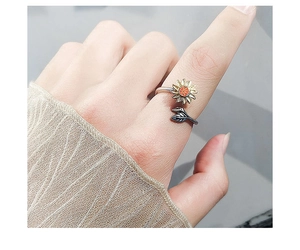 Vue détaillée d'une bague rotative tournesol en argent S925 portée au doigt