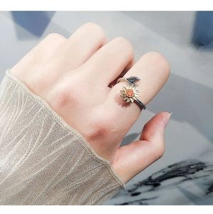 Vue détaillée d'une bague tournante tournesol en argent S925 contre l'anxiété