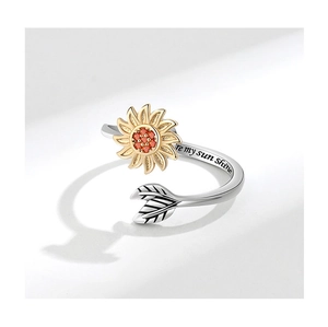 Vue macro détaillée de la bague tournesol en argent S925 avec gravure de texte en relief