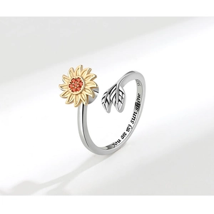 Vue macro de la bague en argent S925 avec gravure 'You are my sunshine' et tournesol