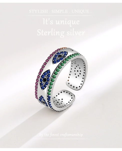 Détail d'une bague en argent S925 avec zircons colorés et gravure sur l'anneau intérieur