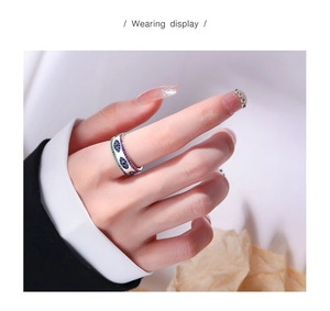 Détail d'une bague en argent S925 avec design œil porte-bonheur en zircons colorés