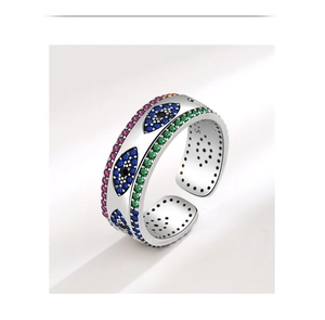 Vue détaillée de la bague Evil Eye en argent S925 avec des pierres de zircone colorées