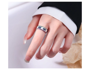 Détail de la bague Evil Eye en argent S925 avec zircons colorés sur la main d'un modèle