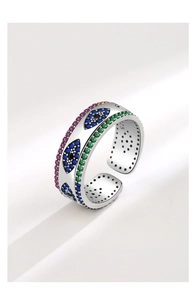 Détail macro de la bague en argent S925 avec motifs œil maléfique en zircon coloré