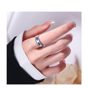 Détail d'une bague en argent S925 avec zircons colorés et motifs œil de protection