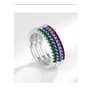 Detail van drie S925 sterling zilveren stapelringen met gekleurde pavé edelstenen
