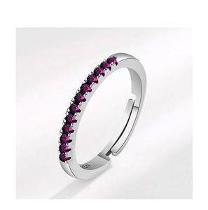 Macro-opname van S925 sterling zilveren ring met paarse zirkonia en open ringband