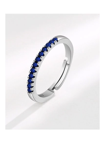 Detail van de S925 zilveren stempel en blauwe zirkonia steentjes op de ringband