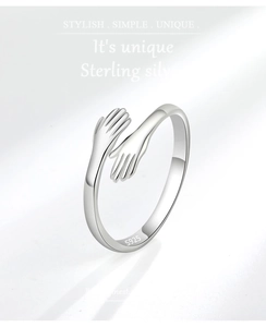 Λεπτομερής λήψη της σφραγίδας S925 σε ασήμι sterling στο εσωτερικό του δαχτυλιδιού αγκαλιά