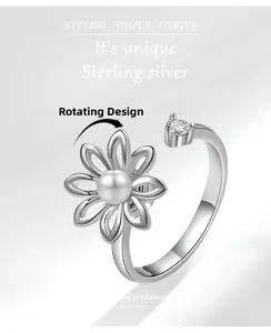 Detail eines S925 Silber Rings mit drehbarer Blume, Perle und Zirkonia Akzenten