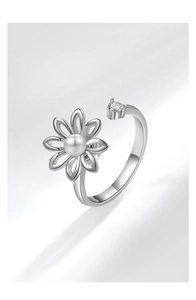 Detail eines S925 Silber Rings mit rotierender Blume, weißer Perle und Herz Zirkon