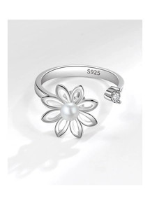 Detailaufnahme des S925 Sterlingsilberrings mit rotierender Blume und Perle für Damen