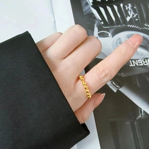 Anillo abierto de plata de ley S925 con cuentas bañadas en oro en el dedo