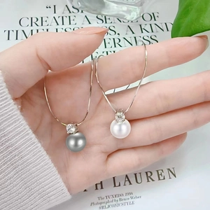 Elegante S925 sterling zilveren ketting met witte en donkergrijze ronde parels en zirkoon