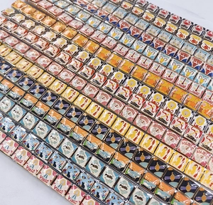 Détail de maillons de breloques italiennes avec signes du zodiaque et émail coloré