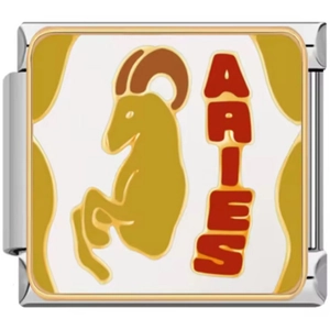 Détail macro du charm Bélier en acier inoxydable avec bélier doré et texte rouge vif