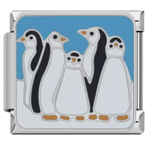 Détail d'un charm italien avec cinq pingouins de dessin animé sur fond bleu