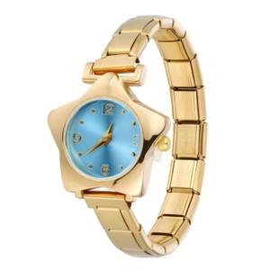 Détail du cadran en étoile bleu ciel avec bracelet à maillons en acier doré brillant