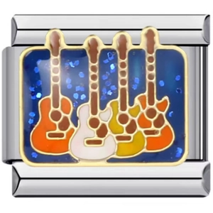 Détail macro du maillon de bracelet italien avec motifs de guitares en émail coloré
