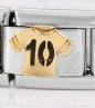 Détail d'un maillon de bracelet italien avec un maillot de sport jaune et le numéro 10