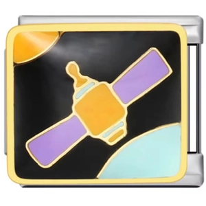Détail du bracelet italien à breloques avec émail thème espace et satellite doré